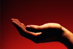 Catastro y Suelo: que tu mano derecha no sepa qué hace la izquierda Una mano con el fondo de color rojo