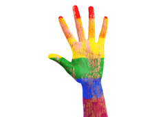 Una mano pintada con los colores del colectivo de lgbt
