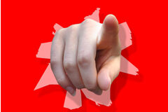 El Principio de Responsabilidad por Culpa Sobre un muro de papel rojo aparece una mano señalando con el dedo