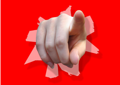 Sobre un muro de papel rojo aparece una mano señalando con el dedo