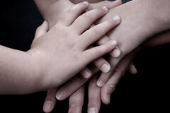 Pactos entre emprendedores e inversores (I) Manos apiladas en el centro