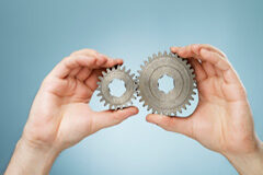 ¿El mediador nace o se hace? Dos manos encajando dos engranajes