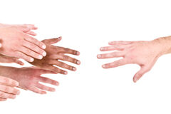 La hazaña Pro-bono A un lado una mano abierta queriendo agarrar a otras manos