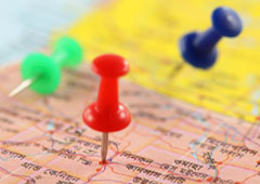 Chinchetas sobre un mapa Chinchetas sobre un mapa