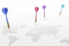 Nuevas obligaciones de información sobre bienes y derechos situados en el extranjero Un mapa mundi y unos dardos marcando distintos sitios