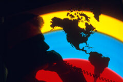 Globamericanización Una persona con un mapamundi de fondo