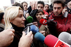 Marta Domínguez, exculpada también de suministro de fármacos Marta resdpondiendo a las preguntas de los periodistas