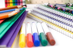 ¿Quién paga los libros y el equipamiento escolar del inicio del curso escolar? Cuadernos, lápices de colores y rotuladores