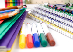 Cuadernos, lápices de colores y rotuladores