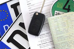 Acerca del régimen jurídico del llamado «impuesto sobre la matriculación» en el Informe de la Comisión de Expertos Imagen de una placa de coche, una llave y un contrato