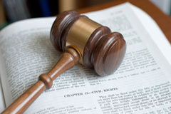 El levantamiento de embargos administrativos en sede concursal Una maza sobre un libro abierto