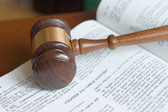 ¿Son las empresas siempre responsables? Una maza sobre un libro abierto