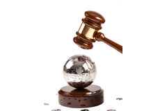 Cuestiones prácticas en torno al incumplimiento de la pena de trabajos en beneficio de la comunidad Mazo de la justicia