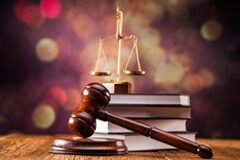 Principales novedades de la Ley 15/2015 de Jurisdicción Voluntaria Mazo, libros, balanza.