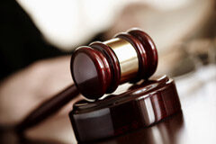 El incumplimiento del pliego, como causa de exclusión del licitador y de nulidad del proceso de licitación Mazo sobre una mesa