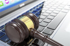 Establece los requisitos y condiciones para la suscripción de Convenios de habilitación para la presentación electrónica de solicitudes de nacionalidad española por residencia en representación de los interesados Mazo sobre un portátil