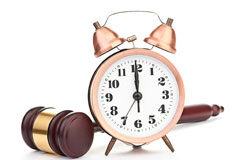 La relatividad y el tiempo en la Justicia. Las dilaciones indebidas en el ámbito penal Un mazo y un reloj