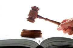 El Secreto en el nuevo Código Procesal Penal Un mazo sobre un libro abierto