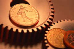 “Los nuevos mecanismos europeos de supervisión financiera echan a andar” Un engranaje con monedas de euro.