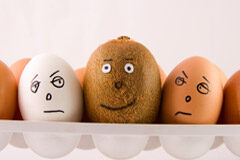 El compromiso de mediación Un kiwi contrento entre dos huevos con cara de enfadados