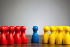 Proceso y requisitos del Mediador Concursal en España Dos grupos de figuras de peones de colores