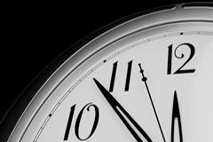 La impuntualidad puede hacerle perder el juicio laboral Un cuarto de la esfera de un reloj.