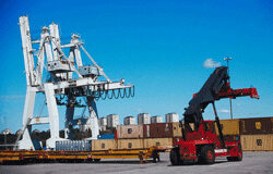 El origen de las mercancías Una grua y contenedores de mercancía