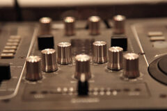 El nuevo régimen audiovisual de Navarra tras la promulgación del Decreto Foral 5/2012 Botones de una mesa de mezclas