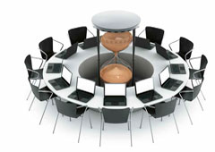 Un reloj de arena en medio de una mesa redonda