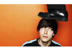 El delito de mobbing Un pie pisando la cabeza a un chico.