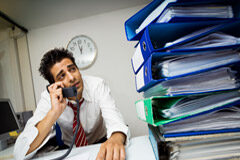 La dificultad probatoria del mobbing Un trabajador agobiado en su mesa de trabajo