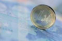 Segunda oportunidad, una realidad o una quimera para las personas físicas en concurso Una moneda de un euro sobre un billete de 20 euros