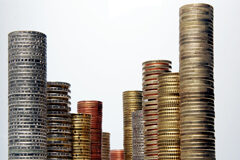 El concurso de acreedores bajo el prisma del despotismo ilustrado Distintas monedas apiladas