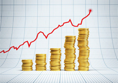 Gráfico con flecha roja ascendente y montoncitos de monedas Gráfico con flecha roja ascendente y montoncitos de monedas