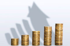 Imposibilidad de impugnar el acuerdo liquidatorio por via de oposición a la reclamación de cuotas adeudadas Montones de monedas y siluetas de casas