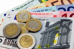 Desestimada la demanda de ELA, LAB, CCOO y UTC contra ETB por la reducción de salario y aportaciones a la EPSV Monedas y billetes de euros.