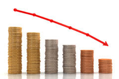 Eleve su sueldo mediante una menor retención fiscal en el IRPF Varios montones de monedas y una flecha roja descendente