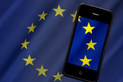 El fin del Roaming en 2017: realidad o ficción Móvil sobre bandera de la UE