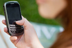 Cyberstalking: hostigamiento a través de los medios de comunicación Conversación en un smartphone