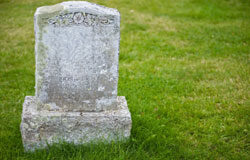 El caso de las obras en el cementerio Lápida en el cementerio.