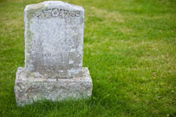 Una lápida de un cementerio.
