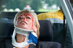 ¿Me debo visitar con el médico de la compañía adversa? Mujer accidentada