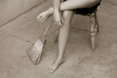 El problema de la violencia Una mujer sentada con una escoba de paja.