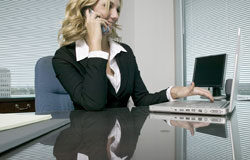 Mujeres en los Consejos de Administración (Art. 75 L.O. 3/2007): Un precepto ordinario en una Ley Orgánica Mujer trabajando en una oficina