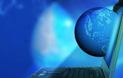 Sobre la problemática en torno a la buena fe en la espera de la contratación internacional Una bola del mundo saliendo a través de un ordenador portátil.