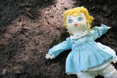 Sustracción de menores, ¿cabe en cortos espacios de tiempo? Una muñeca de trapo tirada en la tierra.