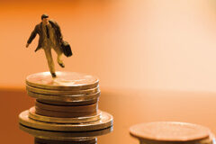 Suspensión de sueldo y empleo por razones disciplinarias Muñeco saltando sobre montones de euros