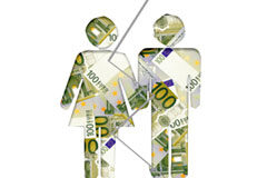 La determinación de los gastos ordinarios y extraordinarios Dos siluetas hechas con dinero rotas