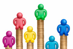 Caja España colocó una indemnización por despido en preferentes sin la debida transparencia 6 figuras y cada una de ellas sentada encima de un fila apilada de monedas