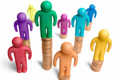 ¿Es aún posible que los ricos paguen más? Monedas apiladas de distintos tamaños y sentados sobre cada una de ellas un muñeco de distinto color